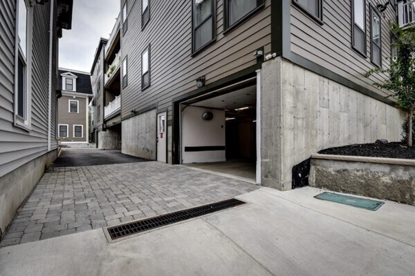 Building Photo - 928 E Broadway