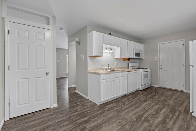 Building Photo - Newly Updated 3-Bedroom Duplex with Fresh Paint and Flooring!