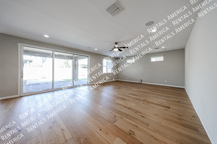 Building Photo - 1726 W Jeanine Dr