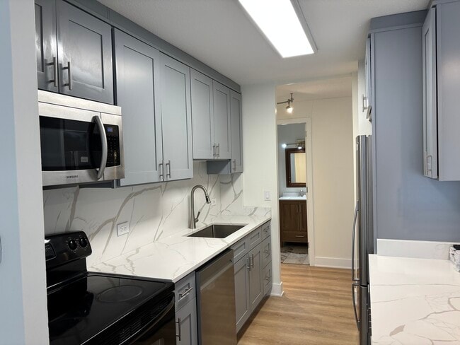 Building Photo - 901 S Plymouth Ct