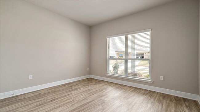 Building Photo - LOTS OF AMENITIES AND CONVENIENT COMMUTE!