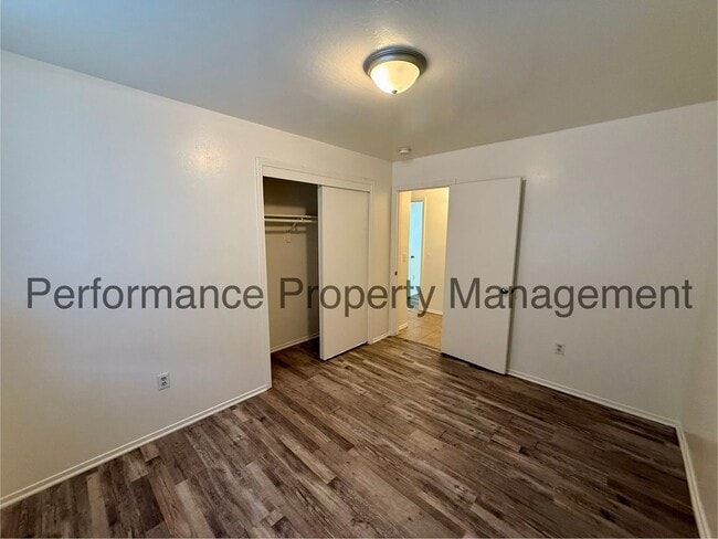 Building Photo - 1408 E 9th St