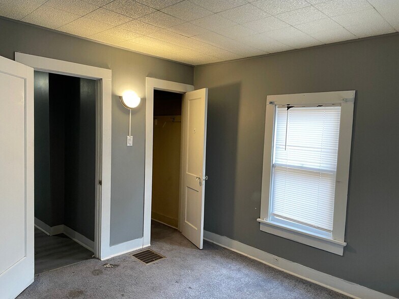 Building Photo - 2148 N Graceland Ave