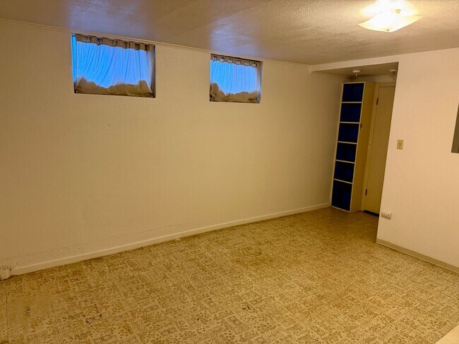 Building Photo - Milwaukie Triplex in quiet neighborhood w/ garage parking