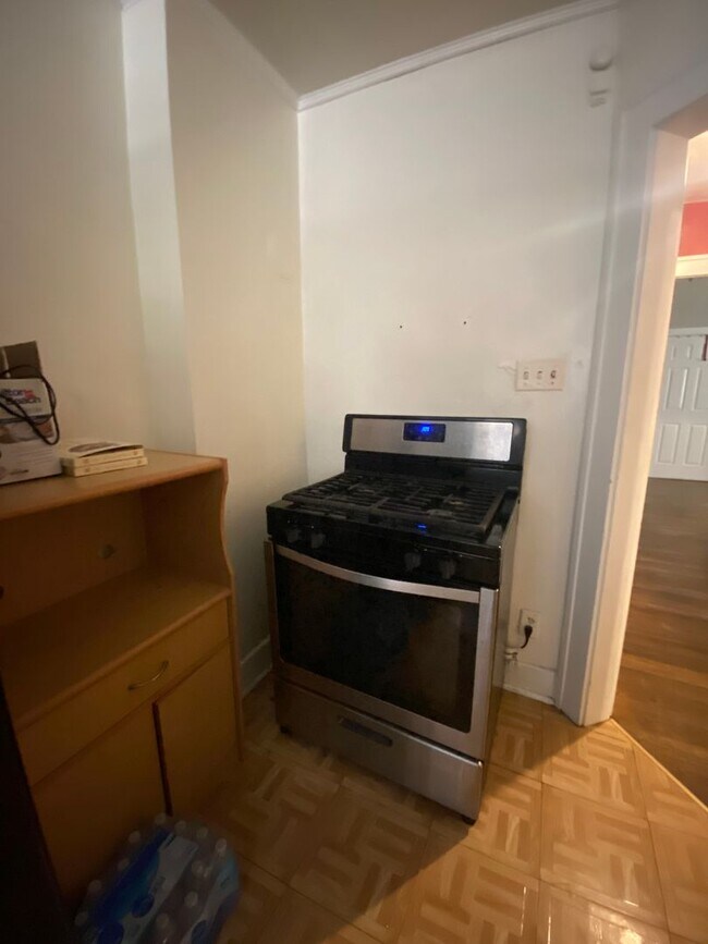 Building Photo - Spacious 2 Bedroom Apartment on a Quiet Street!