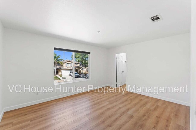 Building Photo - 4 Bedroom 2.5 Bath in Oxnard