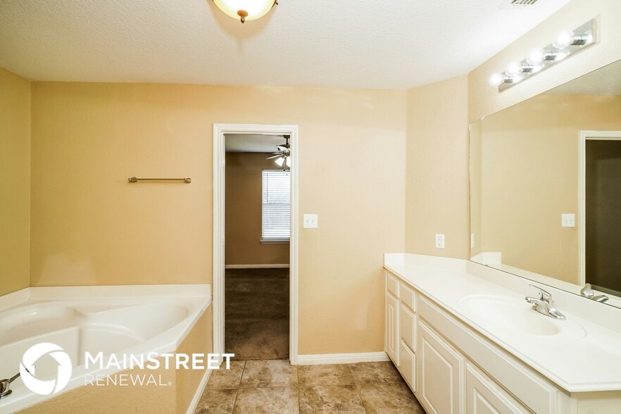 Building Photo - 11247 Pecan Canyon