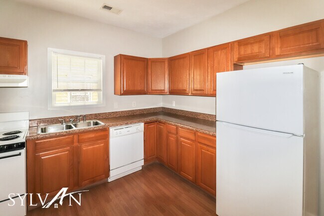 Building Photo - The living is easy in this 3 bedroom, 1.5 ...