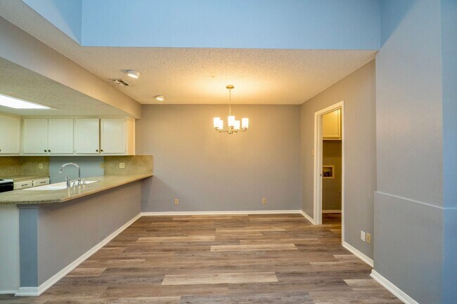Building Photo - Fully Remodeled Townhome with Loft and Prime Location!