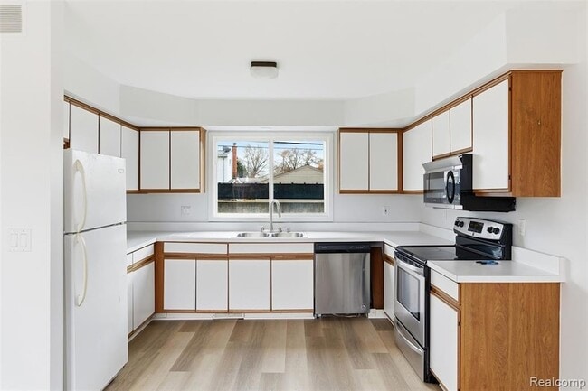 Building Photo - 5186 E 14 Mile Rd