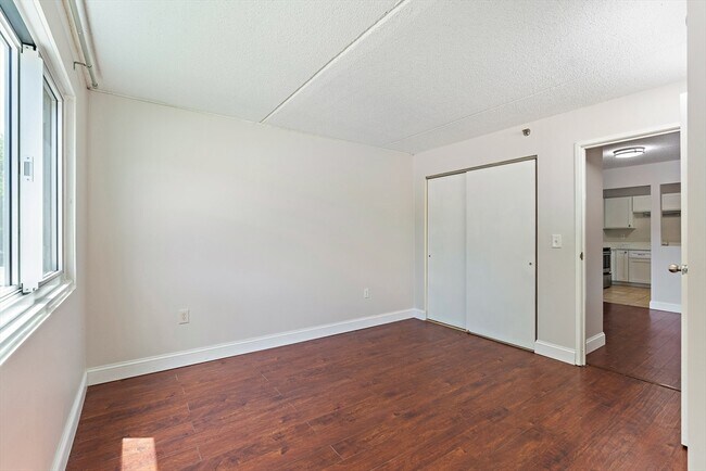 Building Photo - 200 Cove Way