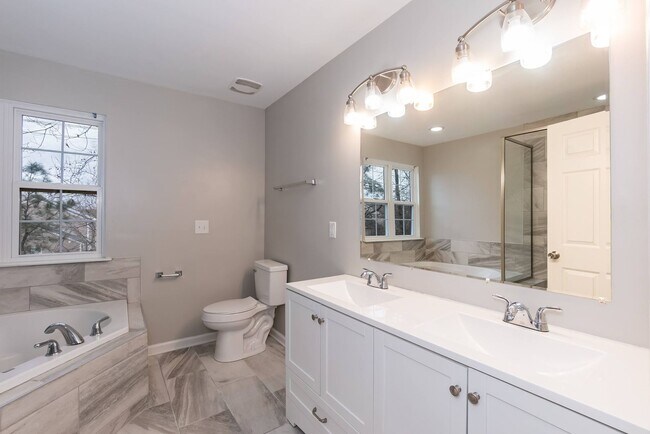 Building Photo - Beautiful Townhouse w/ 1st Floor Bedroom