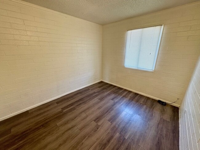 Building Photo - 504 W McMurray Blvd