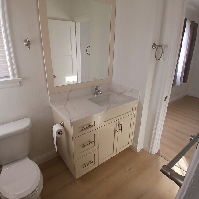 Building Photo - 434 S Del Mar Ave