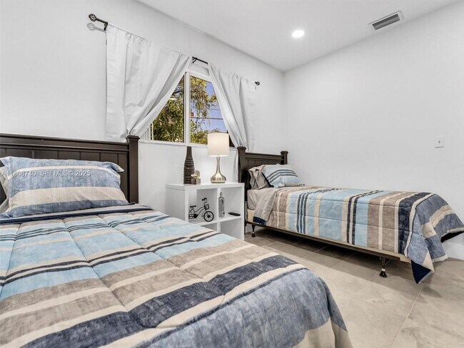 Building Photo - 5517 NW 1st Pl