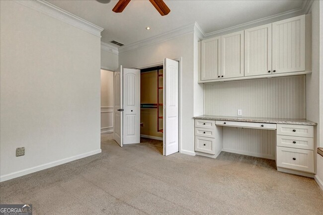 Building Photo - 1033 Pinehurst Dr