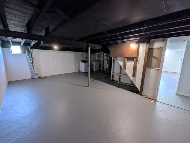 Building Photo - Updated Open-Concept with Sunroom & Finished Basement Space