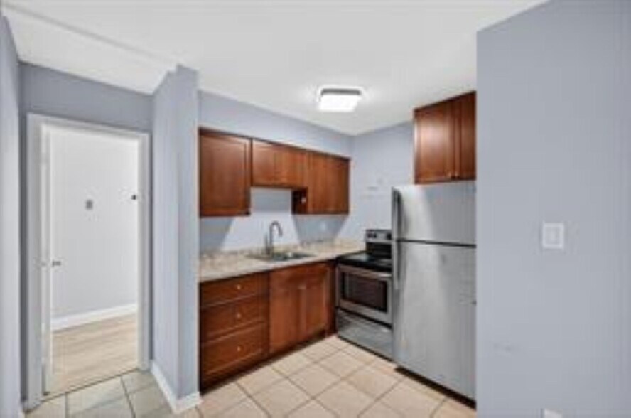 Primary Photo - 1037 N Victoria Park Rd