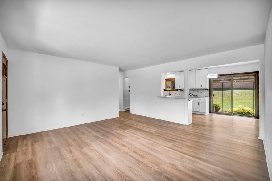 Building Photo - 248 Gladys Dr