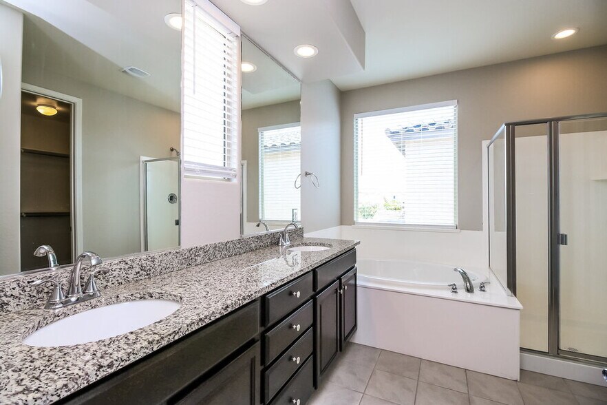 Building Photo - 9546 E Thornbush Ave