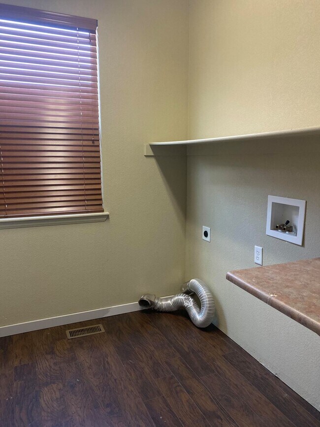 Building Photo - 4 bedroom - Dewhirst