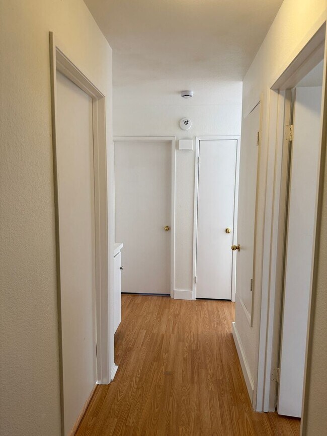 Building Photo - Stylish Single-Story Home with A/C & Firep...
