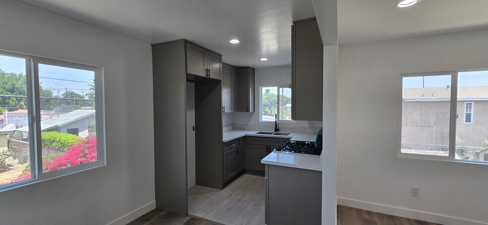 Building Photo - 833 E 92nd St