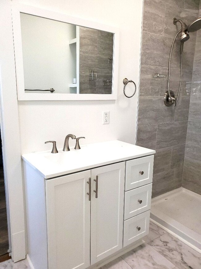 Building Photo - Beautiful 2BR/1BA Apartment with Utilities Included – Prime Downtown Location