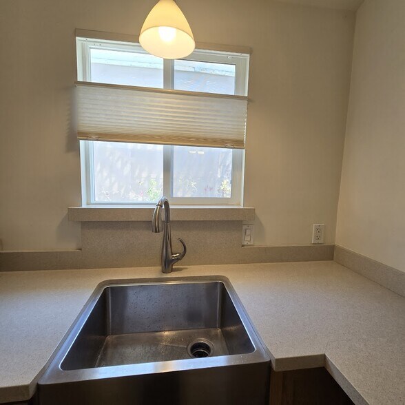 Building Photo - 3555 Colonial Ave