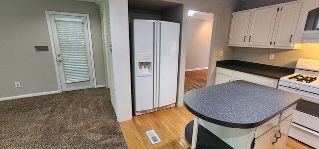 Building Photo - Check This One OUT!! To View is to Rent! 3 Bedroom, 1 Bath. Hardwood Floors, Tile and Newer Carpe...