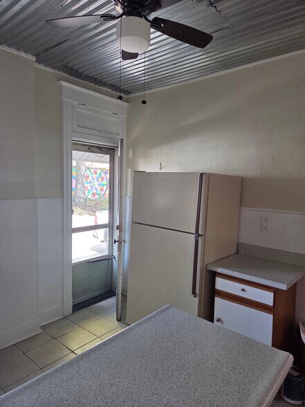 Building Photo - 229 E 5th St