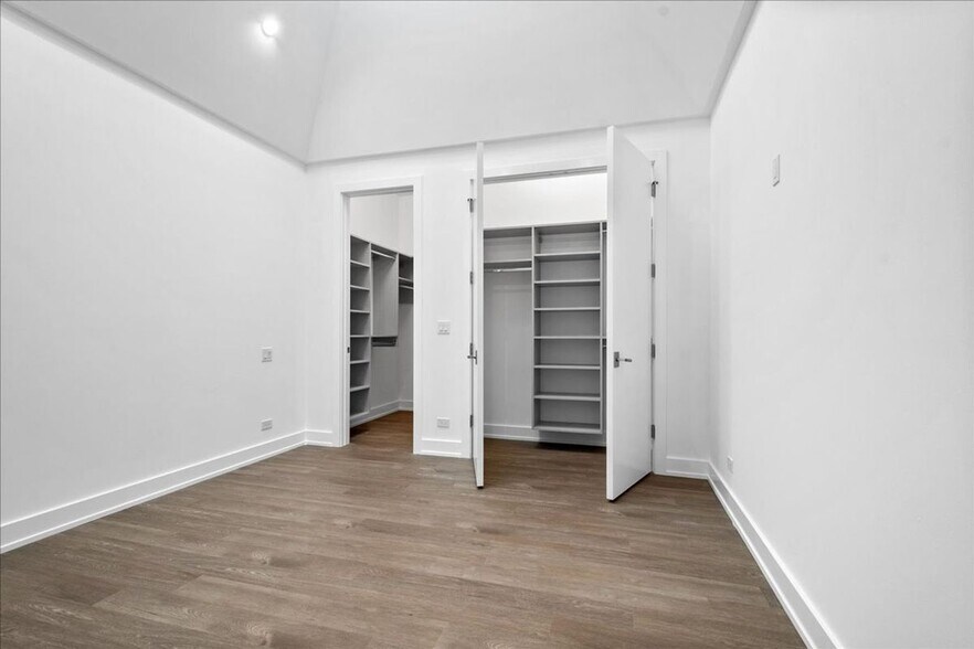 Building Photo - 728 Waukegan Rd