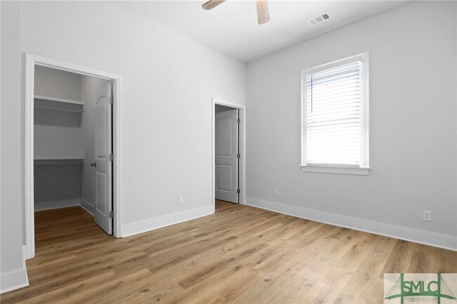 Building Photo - 826 W Victory Dr