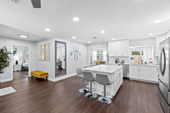 Building Photo - 1800 NE 28th Ave