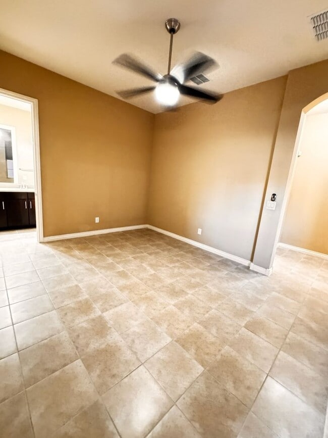 Building Photo - 4 Bedroom + den energy efficient Hamilton High