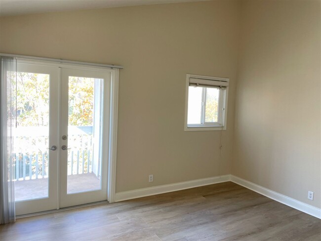 Building Photo - Bright  Upstairs Two Bedroom Condo at Stra...