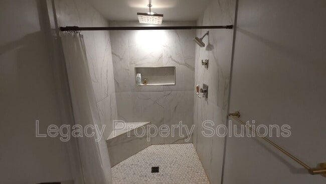 Building Photo - 926 N Mandan St