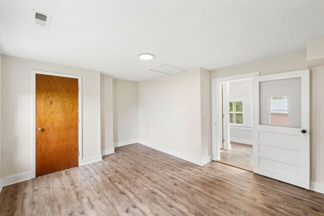 Building Photo - 1457 Caledon Rd