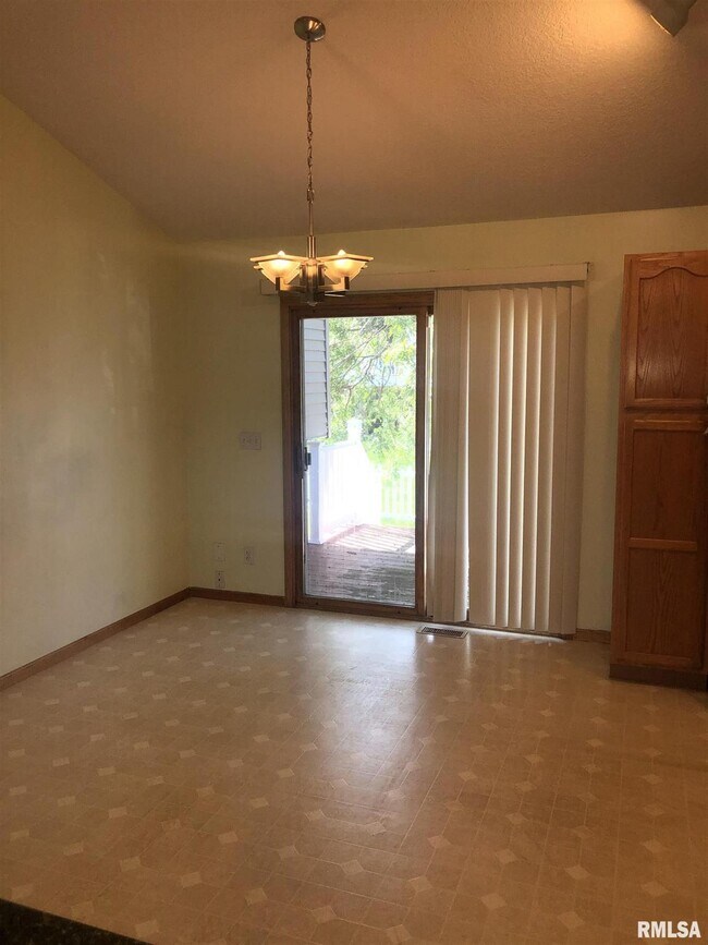 Building Photo - 6142 N Elmwood Ave