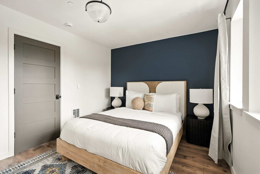 Building Photo - 925 NE 23rd Ave