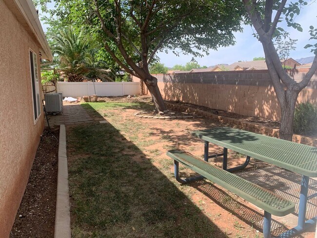 Building Photo - Cozy Ivins Home!