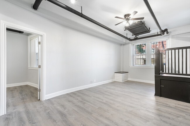 Building Photo - 7618 N Eastlake Terrace