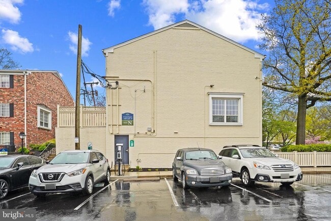 Building Photo - 1401 N Van Dorn St