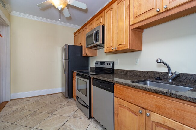 Building Photo - The Senate Club - 2 bedroom/2 bath **** MO...