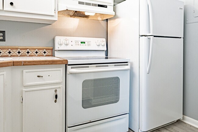 Building Photo - NEWLY REDUCED RENTAL PRICE!!