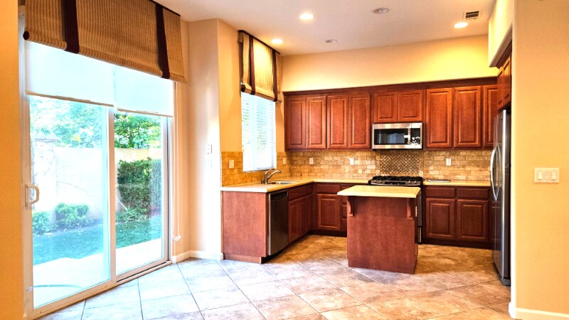 Building Photo - 2124 Carrara St