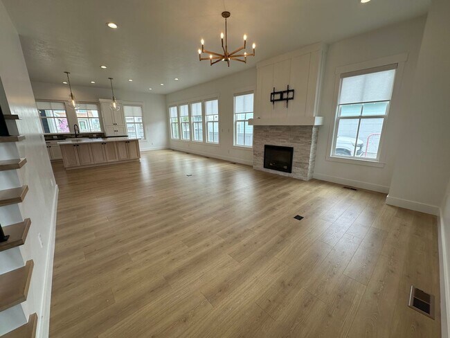 Building Photo - Gorgeous 5 Bed 3.5 Bath Home at Daybreak I...