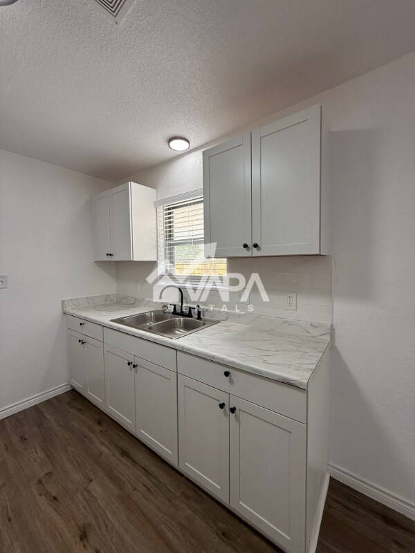 Building Photo - 4907 Stoneleigh Dr