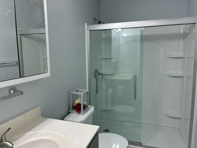 Master Bathroom - 2396 Meadow Bend Dr