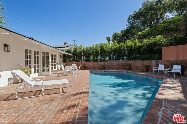 Building Photo - 864 Bienveneda Ave